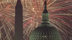 Atraksi kembang api yang berada di atas National Mall US Capitol dan Monumen Nasional AS di Washington DC (4/7). (AFP Photo/Paul J. Richards)