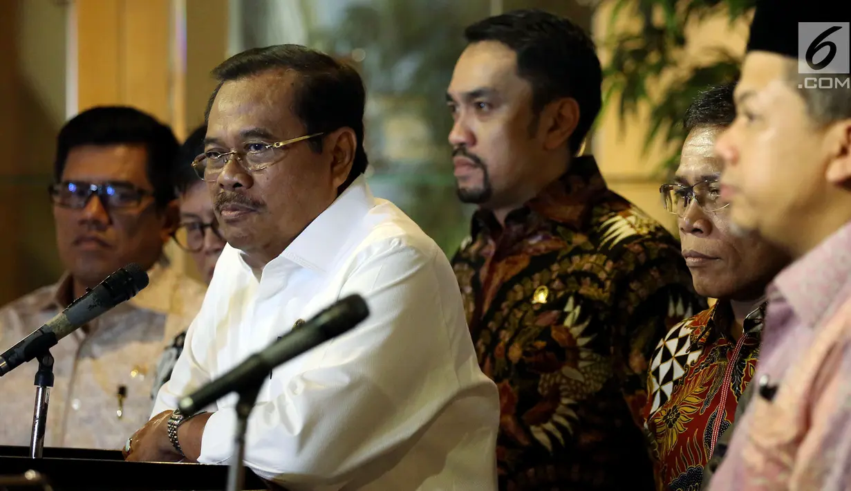 Jaksa Agung HM Prasetyo saat memberikan keterangan pers usai melakukan pertemuan di Kejaksaan Agung, Jakarta, Kamis (13/7). Pertemuan tersebut membahas koordinasi tugas-tugas Pansus Hak Angket KPK terkait aturan dan prosedural. (Liputan6.com/Johan Tallo)