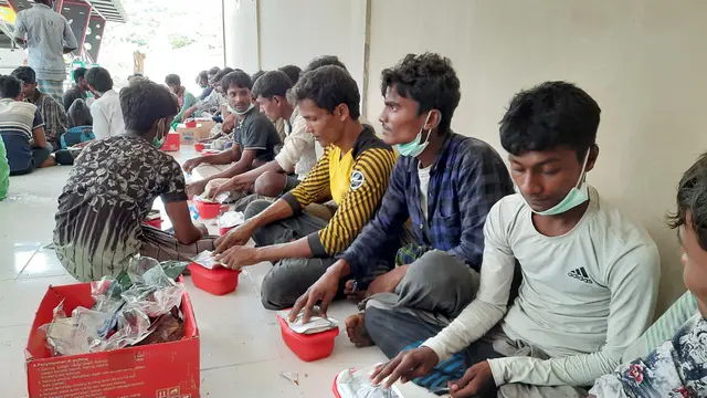 Pengungsi di Ladong, Aceh Besar, sedang makan di bawah sebuah gedung di kantor milik dinas sosial provinsi (Liputan6.com/Rino Abonita)