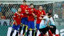 Pagar betis pemain Spanyol saat tendangan bebas untuk Turki pada laga Grup D Piala Eropa 2016 di Allianz Riviera, Nice, Sabtu (18/6/2016) dini hari WIB. (Reuters/Eddie Keogh)