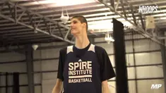 Untuk rekor dunia, tinggi Robert berada di bawah pebasket Inggris, Paul Sturgess. 