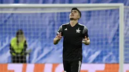 Asyik menyerang, Madrid justru kebobolan terlebih dahulu. Menit ke-25, umpan lambung Cristiano dari sisi kiri dituntaskan sundulan sempurna Yakhshiboev. (AFP/Javier Soriano)