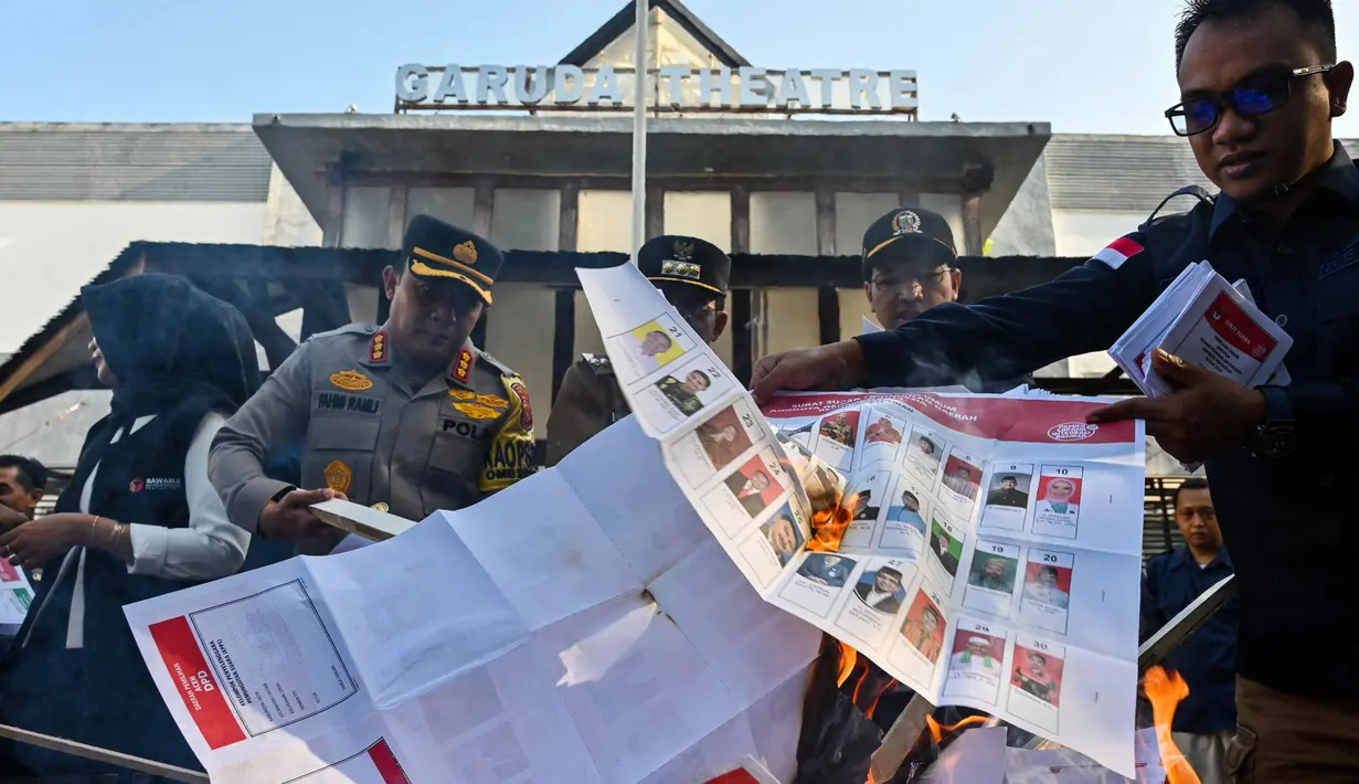 1.775 lembar surat suara yang rusak dan tidak layak maupun tidak terpakai tersebut dimusnahkan. (CHAIDEER MAHYUDDIN/AFP)