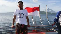 Momen pemain Malut United, Bagus Nirwanto berada di geladak kapal untuk menikmati keindahan alam Maluku Utara. (Okie Prabhowo/Bola.com)