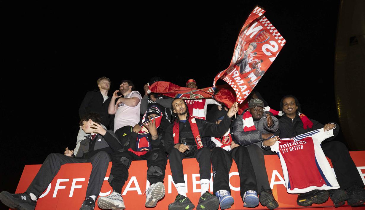 Para penggemar Arsenal merayakan kemenangan tim mereka di Liga Primer Inggris, di luar Stadion Emirates, London, Inggris, pada 19 Mei 2026. (Brook Mitchell/AFP)