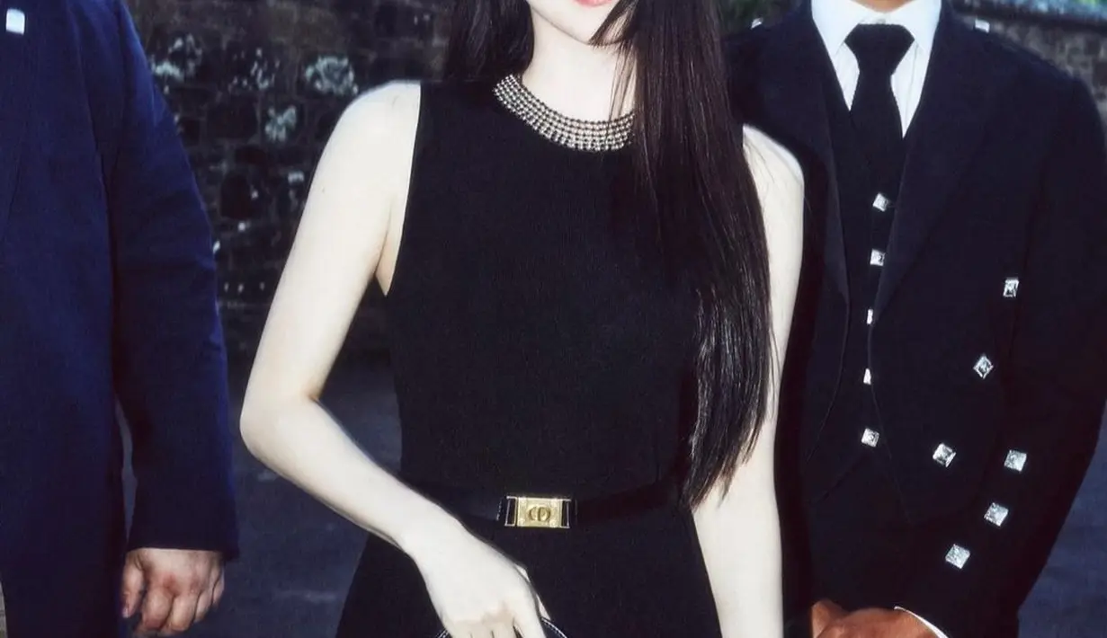 Penampilan sederhana, namun mengundang perhatian, Han So Hee mengenakan jumpsuit hitam, dengan detail belt kecil yang manis. [Foto: Instagram/xeesoxee]