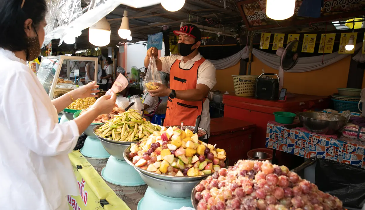 Seorang pedagang menjual selada ala Thailand dalam Festival Vegetarian Phuket 2020 di Phuket, Thailand (20/10/2020). Ribuan peserta berkumpul di Phuket setiap tahun untuk mengikuti acara penuh warna itu, yang merupakan salah satu festival vegetarian terpopuler di Thailand. (Xinhua/Zhang Keren)