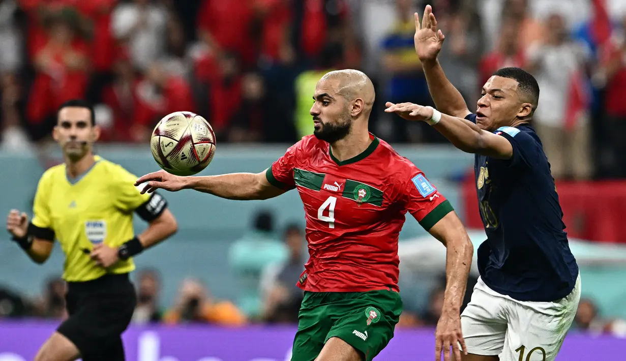 Pemain Timnas Maroko, Sofyan Amrabat (kiri), berusaha mengontrol bola dibayangi pemain Timnas Prancis, Kylian Mbappe, dalam pertandingan semifinal Piala Dunia 2022 yang berlangsung di Al-Bayt Stadium, Doha, Rabu (14/12/2022). Sofyan Amrabat menjadi salah satu pemain penting saat Maroko meraih posisi ke-4 di turnamen tersebut. (AFP/Gabriel Bouys)
