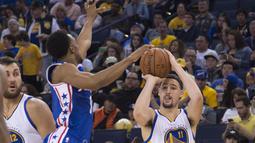 Pemain Warriors, Klay Thompson (11) melakukan tembakan tiga angka saat melawan  Philadelphia 76ers pada lanjutan NBA di Oracle Arena, Minggu (27/3/2016). Warriors menang atas 76ers 117-105. (Mandatory Credit: Kyle Terada-USA TODAY Sports)