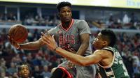 Jimmy Butler (21) menjadi bintang Chicago Bulls ketika meraih kemenangan 117-106 atas Milwaukee Bucks dalam lanjutan NBA di United Center, Chicago, Rabu (6/1/2016) pagi WIB. (USA Today Sports / Kamil Krzaczynski)