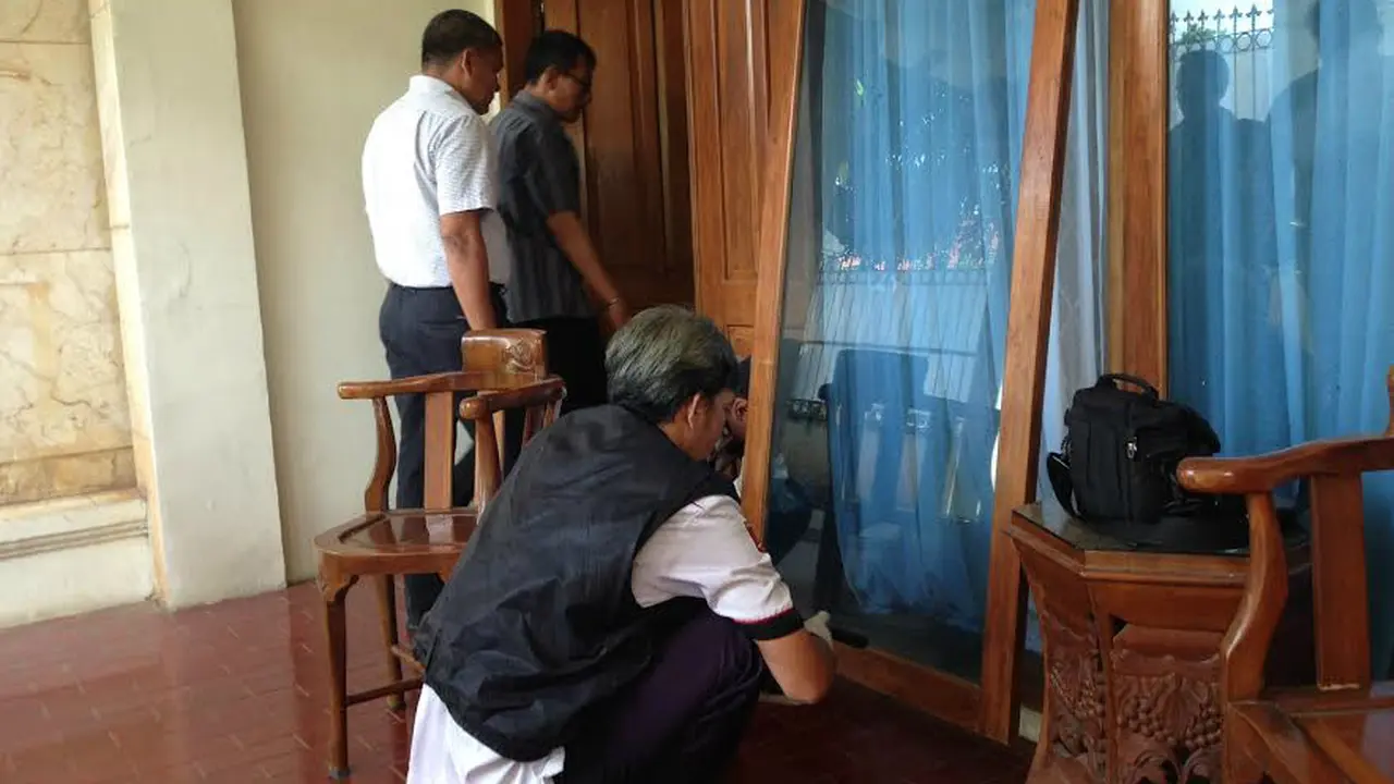 Polisi olah TKP Rumah Kapolres Sampang di Depok, Jawa Barat