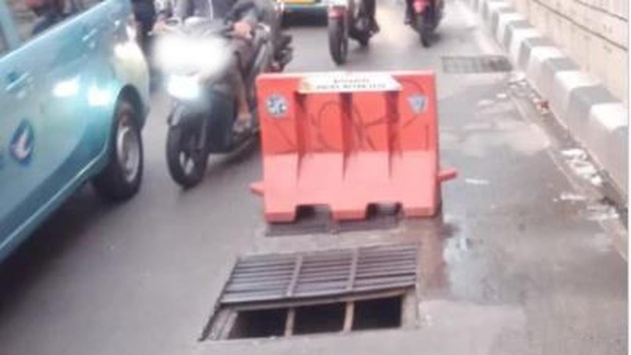 Besi gorong-gorong underpass Mampang, Jakarta Selatan hilang.