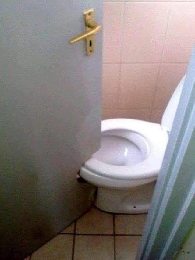 6 Penampakan Toilet Ukuran Sempit Ini Bikin Dada Sesak