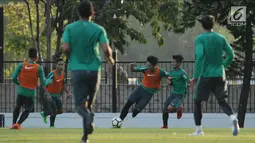 Pemain Timnas Indonesia U-23, Hanif Sjahbandi (ketiga kiri) berebut bola saat latihan di Lapangan A Kompleks GBK, Jakarta, Kamis (21/6). Timnas Indonesia U-23 akan melakoni uji coba melawan Korsel U-23, Sabtu (23/6). (Liputan6.com/Helmi Fithriansyah)