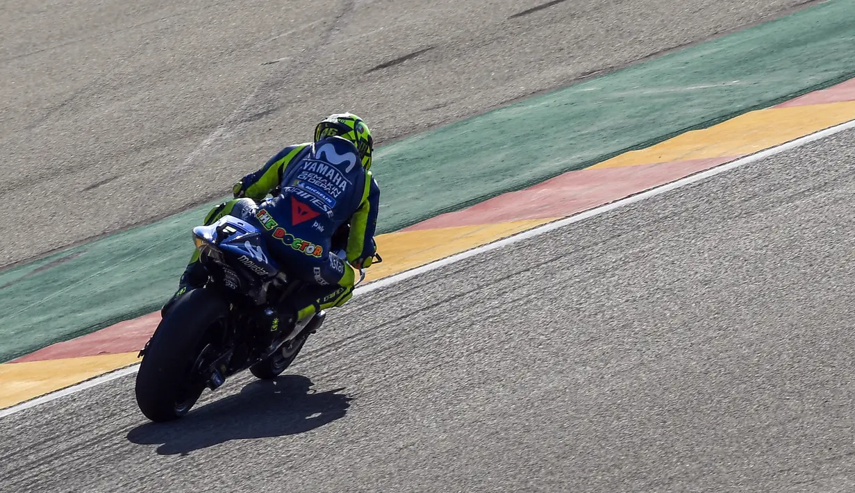 Pebalap Movistar Yamaha, Valentino Rossi, memacu keceparan saat sesi latihan MotoGP Aragon di Sirkuit Aragon, Spanyol, Sabtu (21/9/2018). Pada sesi latihan ini, pria Italia itu hanya menduduki posisi kesembilan. (AFP/Jose Jordan)