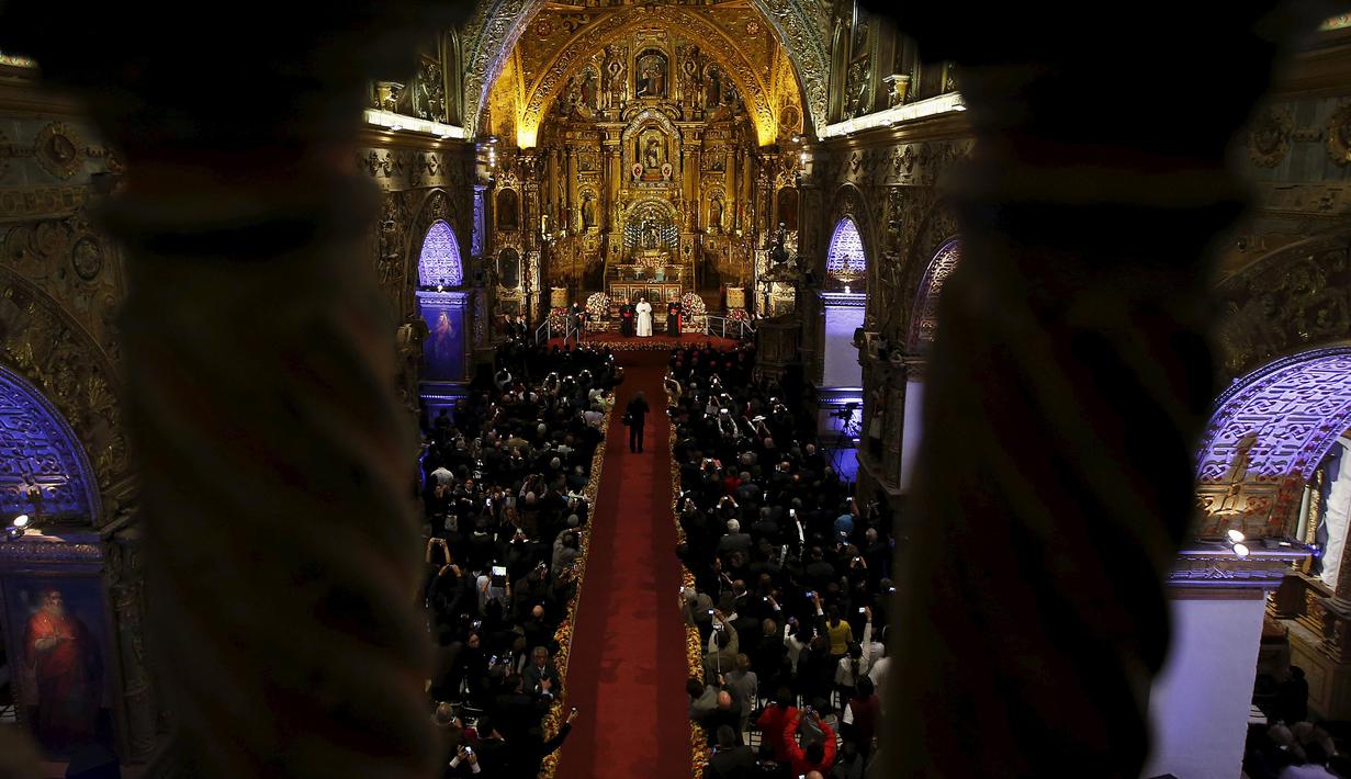 Paus Fransiskus menghadiri pertemuan dengan para anggota masyarakat sipil di Gereja San Francisco, Quito,Ekuador,(7/ 7/2015). Ia menyerukan, melindungi bumi itu merupakan tugas dan kewajiban agar timbul kesetaraan. (REUTERS / Alessandro Bianchi)