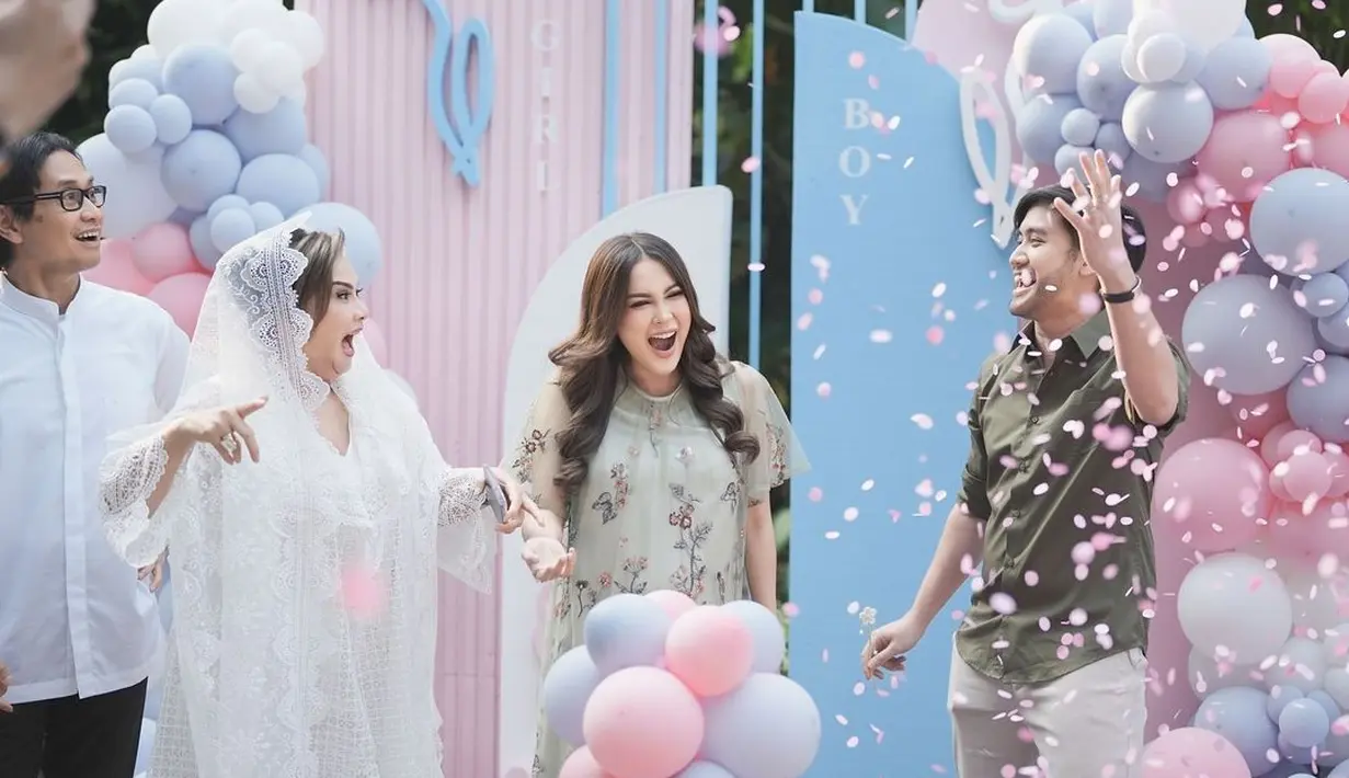 Dressnya hadir dengan siluet loose yang nyaman. Ditambah detail ruffle tulle pada bagian lengan yang menambah impresi anggun. [@vicymelanie].