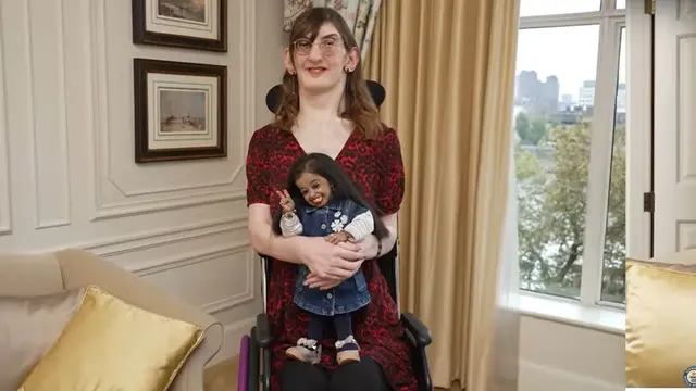Pertemuan antara wanita terpendek di duni Jyoti Amge dan wanita tertinggi di dunia Rumeysa Gelgi di Savoy Hotel, London, Inggris. (Youtube Guinness World Records)