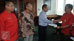 Perwakilan Serikat Pekerja PLN memberikan tuntutannya ke salah satu Direktur Human Capital Management PLN, Muhammad Ali (kedua kanan) Kantor PLN Pusat, Jakarta, Kamis (11/2). (Liputan6.com/Johan Tallo)