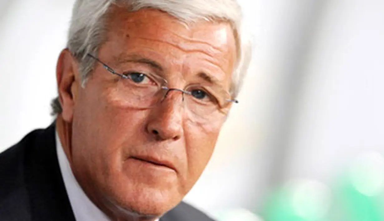 Italy's national football team coach Marcello Lippi watches his team during their World Cup 2010 group 8 qualifying football match against Ireland at St.Nicola stadium in Bari on April 1, 2009. AFP PHOTO / ALBERTO PIZZOLI
