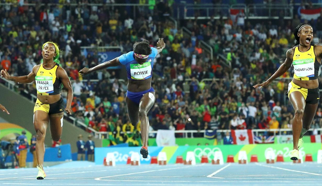 Sprinter Jamaika, Elaine Thompson (kanan), memenangi medali emas lari 100m putri Olimpiade Rio 2016 di Olympic Stadium, Rio de Janeiro, Brasil, (13/8/2016). (Reuters/Lucy Nicholson)