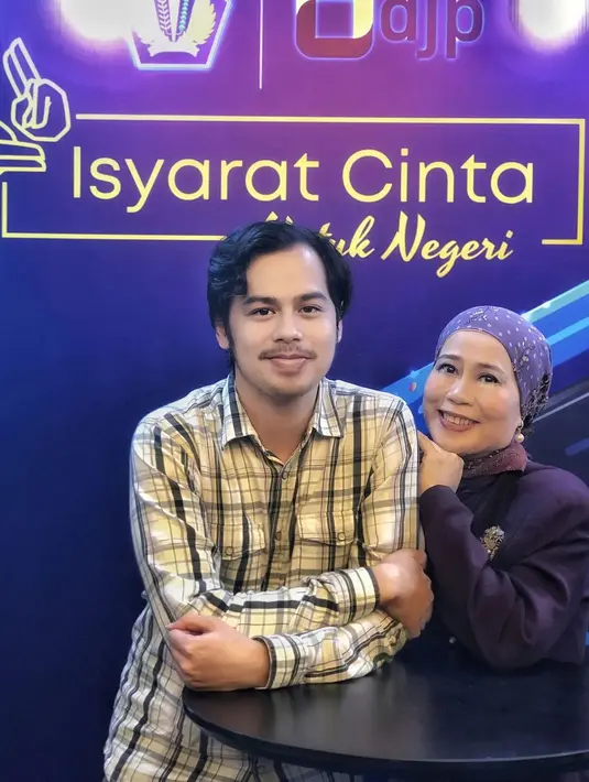 Surya Sahetapy dan sang ibunda, Dewi Yull hingga kini masih cukup dekat. Sayang, keduanya harus terpisah negara. (Foto: Instagram/@dewiyullofficial)