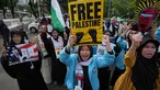 Aktivis Muslim mengangkat poster dan meneriakkan slogan-slogan selama unjuk rasa dukungan untuk warga Palestina di Gaza, di depan Kedutaan Besar Amerika Serikat, Jakarta, Jumat 13 Februari 2026. Puluhan orang berunjuk rasa di depan Kedutaan Besar Amerika Serikat (AS), Jakarta, Jumat 13 Februari 2026. (AP Photo/Achmad Ibrahim)