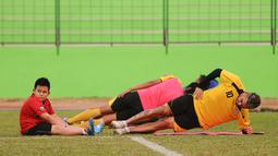 Fernando Gonzales, menemani ayahnya, Cristian Gonzales, berlath serius bersama Arema Cronus di Stadion Gajayana, Malang, Jumat (30/10/2015). (Bola.com/Kevin Setiawan)