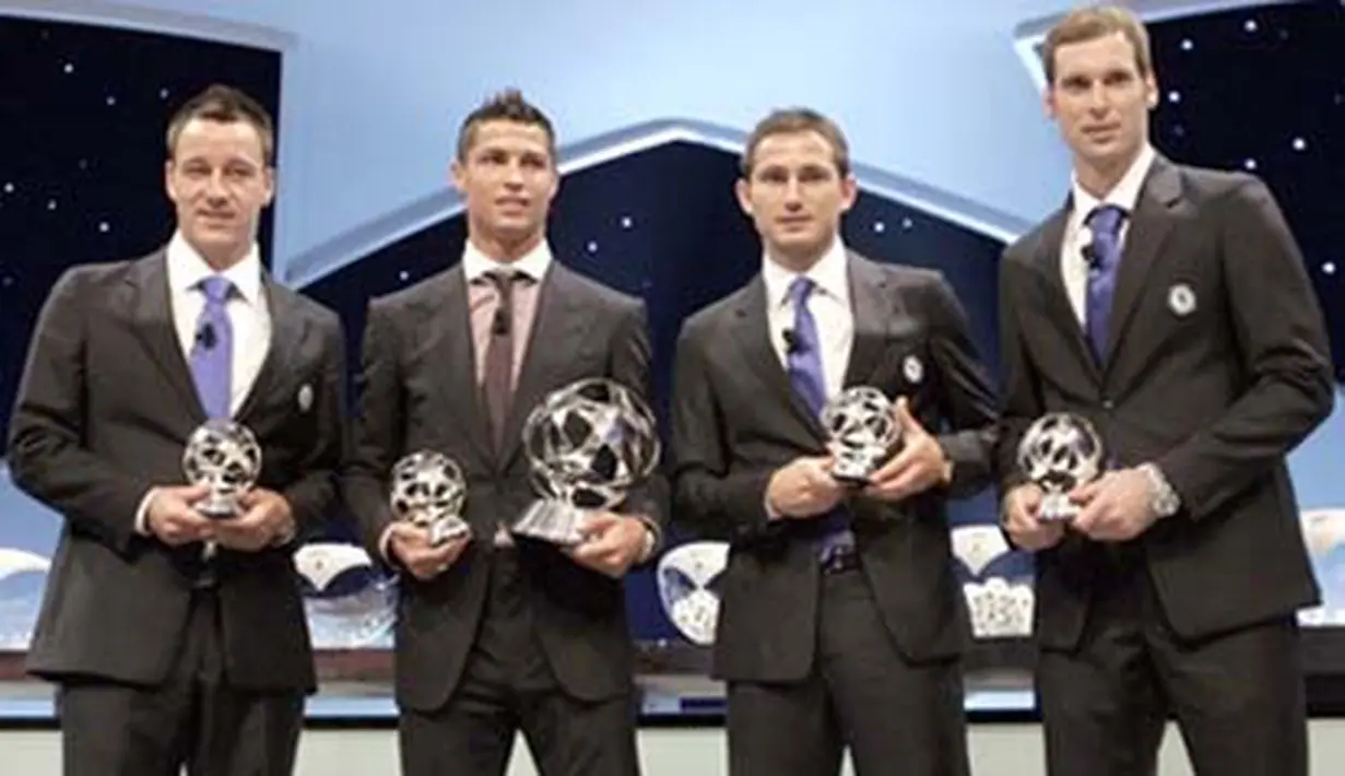 Chelsea&#039;s captain John Terry, MU&#039;s player Cristiano Ronaldo, Chelsea&#039;s midfielder Frank Lampard and Chelsea&#039;s goalkeeper Petr Cech hold their awards on August 28, 2008 in Monaco. AFP PHOTO / STEPHANE DANNA