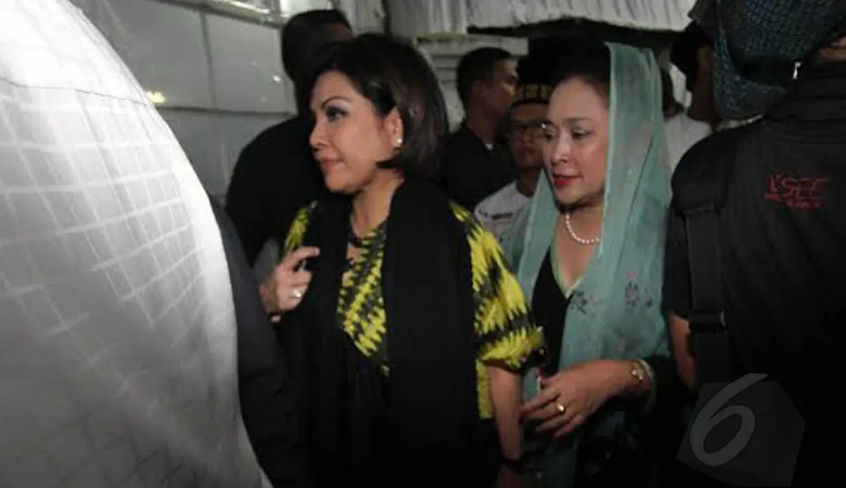 Mantan istri Prabowo, Siti Hediati Hariyadi atau yang dikenal dengan Titiek Soeharto (berkerudung) juga ikut menghadiri peringatan setahun wafatnya Taufik Kiemas (Liputan6.com/Herman Zakharia)