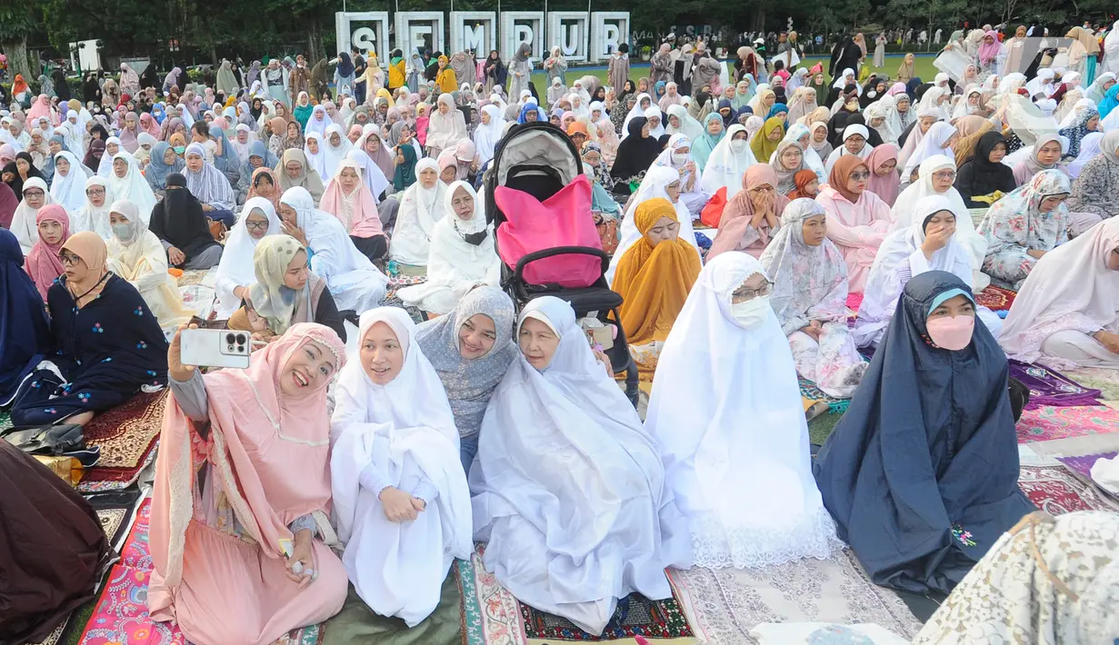 Warga berswafoto usai melaksanakan sholat Idul Adha di Taman Sempur Bogor. (merdeka.com/Arie Basuki)