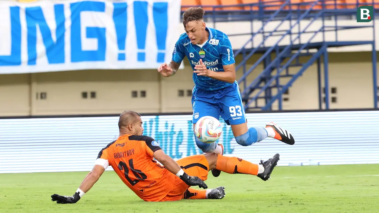 Foto: David da Silva Cemerlang, Rio Fahmi Paling Terpukul Persija Tumbang di Markas Persib Bandung