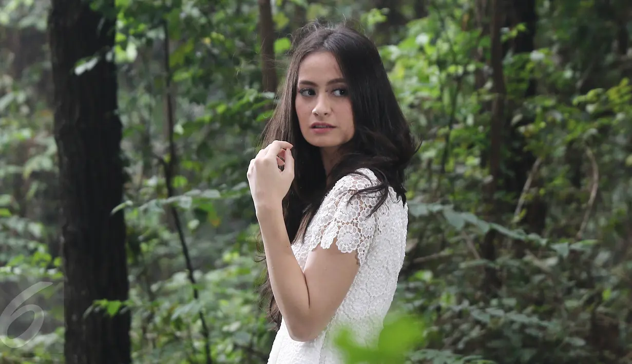 Vicky Monica berakting saat pembuatan video klip Ridho Rhoma berjudul 'Mengapa' di kawasan Cibubur, Jakarta, Kamis (9/2). Ridho Rhoma meyakinkan penggemarnya bahwa hasil dari video klipnya nanti akan sangat keren. (Liputan6.com/Herman Zakharia)
