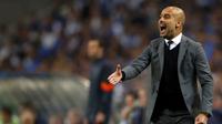 Ekspresi kesal Pep Guardiola usai melihat permainan buruk para pemainnya  (REUTERS/Miguel Vidal)