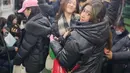 Saat menaiki transportasi umum di Korea, Nafa mengenakan jaket leather hitam serasi dengan bawahannya. Sambil membawa sling bag merah.  [@nafaurbach]
