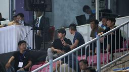 Pelatih Timnas Indonesia, Shin Tae-yong (tengah), didampingi asisten pelatih saat menyaksikan pertandingan pekan keempat BRI Liga 1 2023/2024 antara Dewa United melawan Persik Kediri yang berlangsung di Stadion Indomilk Arena, Tangerang, Jumat (21/7/2023). (Bola.com/Ikhwan Yanuar)