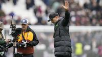 Di pekan-pekan akhir yang menentukan, Liverpool mulai tak masuk hitungan dalam persaingan merebut gelar juara Liga Inggris 2023/2024. Hasil imbang 2-2 di markas West Ham United, Sabtu (27/4/2024) menjadikan Liverpool tak beranjak dari posisi ketiga klasemen sementara dengan jumlah pertandingan sisa yang paling sedikit dibanding dua pesaingnya, Arsenal dan Manchester City. Pasukan Jurgen Klopp yang mengoleksi 75 poin dari 35 laga, tertinggal dua poin dari Arsenal sebagai pemuncak klasemen yang baru memainkan 34 laga dan tertinggal satu poin dari Mancester City di posisi kedua yang baru memainkan 33 laga. (AP Photo/Kin Cheung)