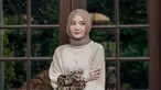 Perempuan cantik yang jago bermain e-sport Mobile Legend ini memang menjadi primadona bagi para pencinta games. Paras cantiknya membuat Vivi memiliki banyak penggemar. Terlebih saat ia tampil memesona dengan mengenakan hijab yang membuat Vivi tampak terlihat adem untuk dipandang. (Liputan6.com/IG/@viviinovika)