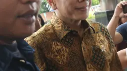 Menteri Pariwisata dan Ekonomi Kreatif Wishnutama (kanan) saat tiba di Gedung KPK, Jakarta, Kamis (9/1/2020). Wishnutama mendatangi KPK untuk menyerahkan laporan harta kekayaan penyelenggara negara (LHKPN). (Liputan6.com/Herman Zakharia)