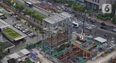 Aktivitas pekerja menyelesaikan tahapan pengerjaan proyek MRT fase 2A CP201 (Thamrin-Monas) di jalan MH Thamrin, Jakarta, Rabu (23/4/2025). (Liputan6.com/Angga Yuniar)