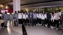 <p>Duta Besar Senegal untuk Indonesia, Abdoulaye Barro (tengah) berfoto bersama dengan pemain Timnas Senegal U-17 di Terminal 3 Bandara Soekarno Hatta, Tangerang, Banten menjelang Piala Dunia U-17 2023 pada Rabu (01/11/2023). (Bola.com/Bagaskara Lazuardi)</p>