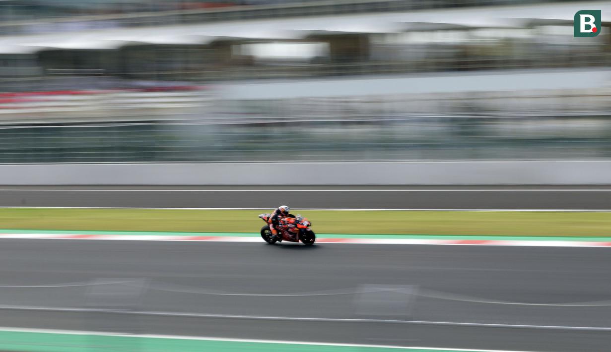 Pembalap dari Pramac Ducati, Jorge Martin melaju cepat saat sesi latihan bebas MotoGP Mandalika 2022 di Sirkuit Mandalika. (Bola.com/Ade Yusuf Satria)
