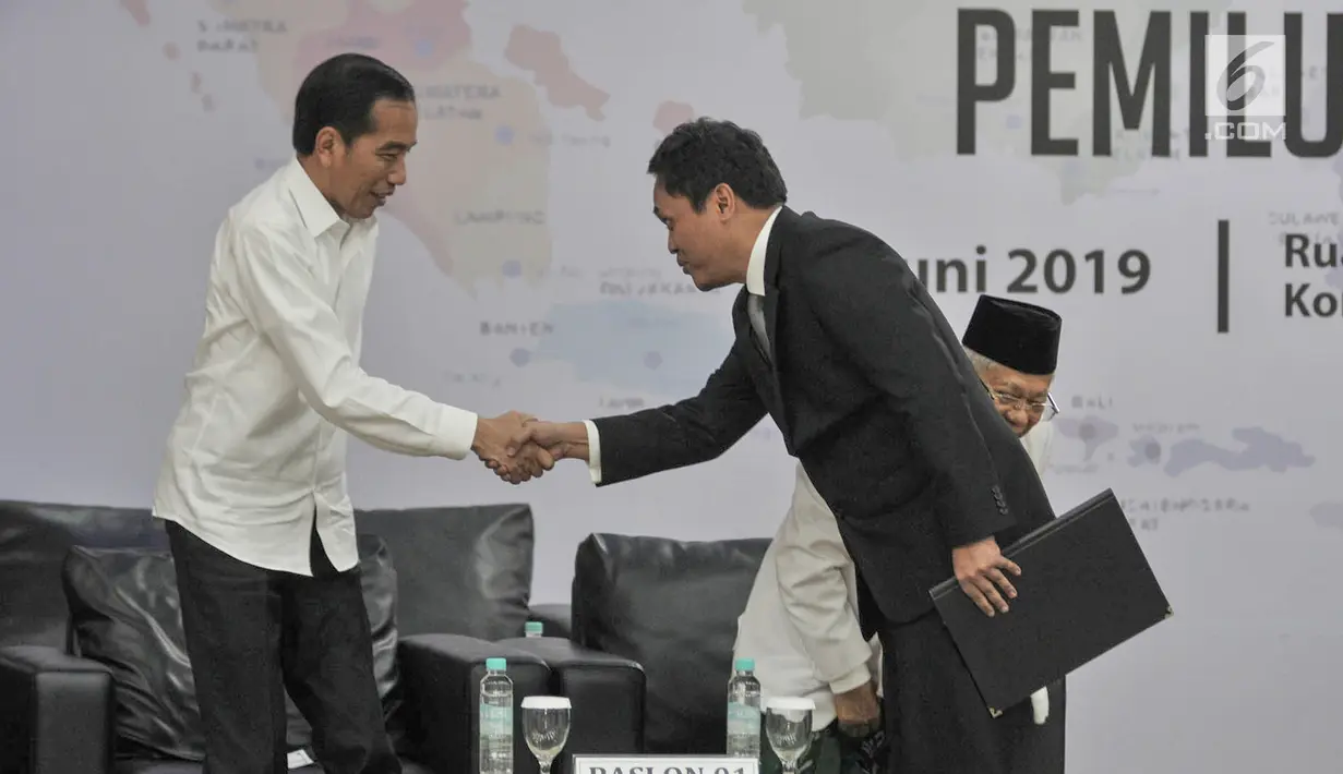 Presiden terpilih Joko Widodo atau Jokowi bersalaman dengan Habiburokhman mewakili Paslon nomor urut 02 saat menerima salinan putusan pada Rapat Pleno Terbuka Penetapan Presiden dan Wakil Presiden Terpilih Pemilu 2019 di Gedung KPU, Jakarta, Minggu (30/6/2019). (merdeka.com/Iqbal S Nugroho)