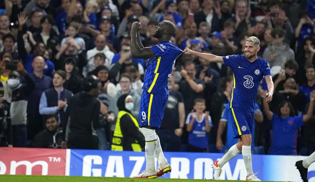 Pemain Chelsea Romelu Lukaku merayakan dengan rekan setimnya Jorginho usai mencetak gol ke gawang Zenit St Petersburg pada pertandingan Grup H Liga Champions di Stadion Stamford Bridge, London, Inggris, Selasa (14/9/2021). Chelsea menang 1-0. (AP Photo/Kirsty Wigglesworth)