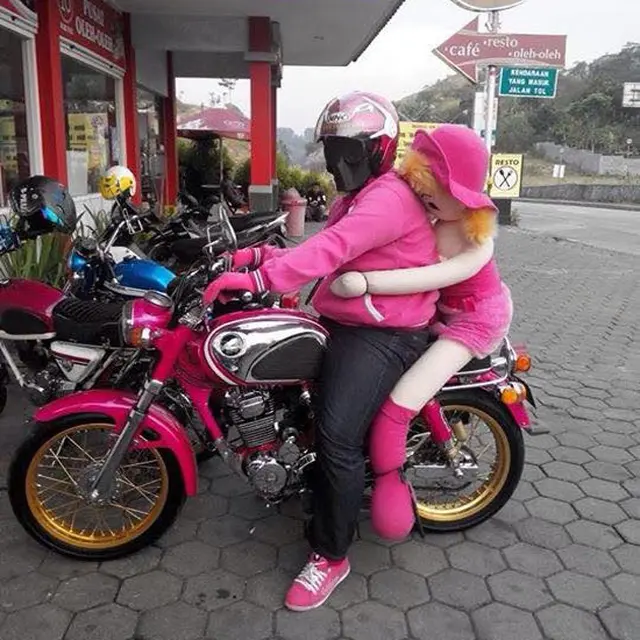 6 Potret Orang Bonceng Boneka Ini Kocak Banget, Sudah Kelamaan Jomblo