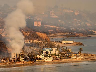 Dalam foto yang diambil dari helikopter ini, memperlihatkan kondisi rumah-rumah terbakar di Pacific Coast Highway saat kebakaran Palisades di Malibu, California, pada tanggal 9 Januari 2025. (JOSH EDELSON/AFP)