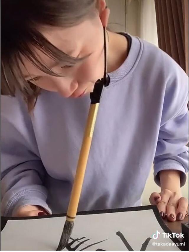 Telinga Wanita Ini Bisa 'Genggam' Tongsis hingga Payung, 6 Potretnya Bikin Takjub