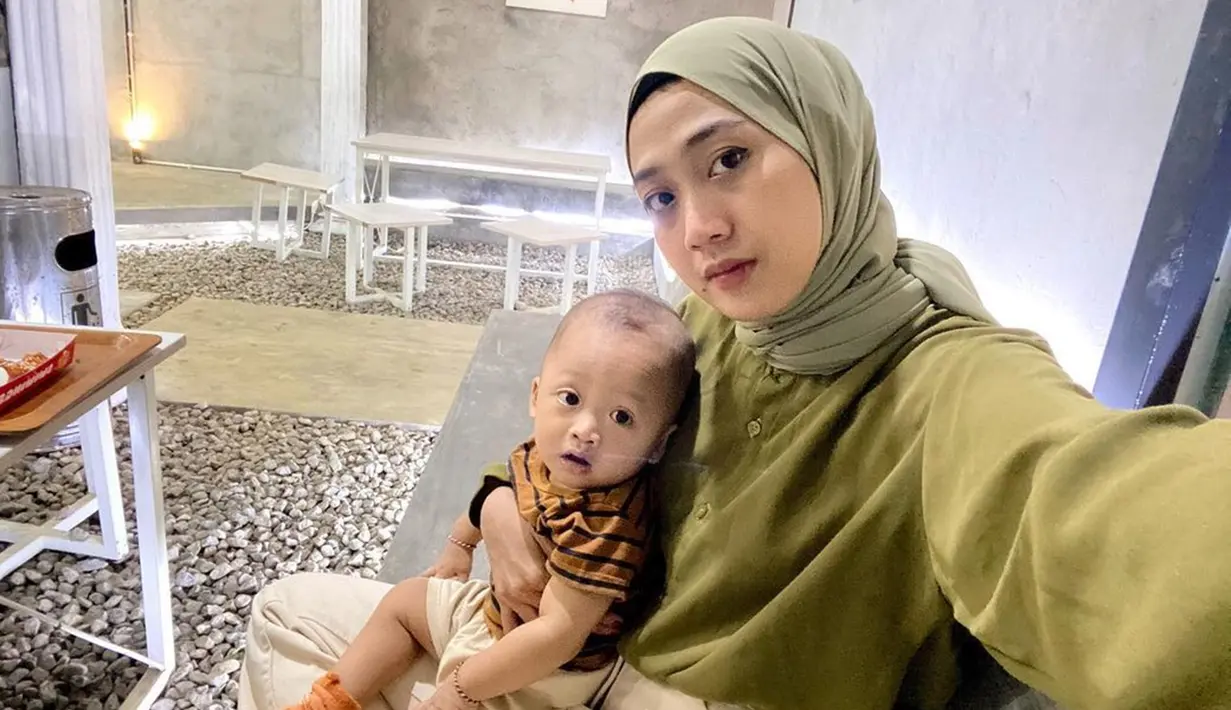 Lailatul Mufaricha kini juga sudah dikaruniai anak. Dalam laman Instagramnya, banyak foto gemas sang buah hati yang diunggahnya. Meski sudah menikah dan resmi jadi ibu, tak dipungkiri jika Faricha masih terlihat bak ABG. Bahkan ketika momong buah hatinya, Faricha dan anak laki-lakinya itu bak kakak adik. Unggah foto tanpa ekspresi, wajah anak Faricha sangat mirip dengan dirinya. (Liputan6.com/IG/@lailatul_mufaricha)