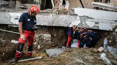 Seorang anggota dari Pemadam Kebakaran Darurat Internasional Prancis melihat suatu alat sebelum memasuki hotel Mercure yang rusak parah untuk operasi pencarian dan penyelamatan korban gempa dan tsunami di Palu, Sulteng (4/10). (AFP Photo/Mohd Rasfan)