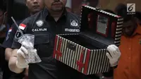 Polisi menunjukkan barang bukti kasus narkoba yang menjerat Dhawiya Zaida di Polda Metro Jaya, Jakarta, Sabtu (17/2). Polisi mengamankan sabu seberat 1,32 gram beserta sejumlah alat hisap dan barang bukti lainya. (Liputan6.com/Arya Manggala)